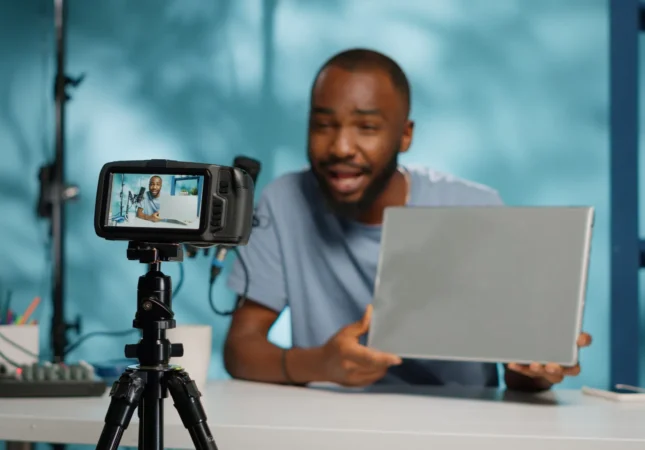 laptop-video-testimonial